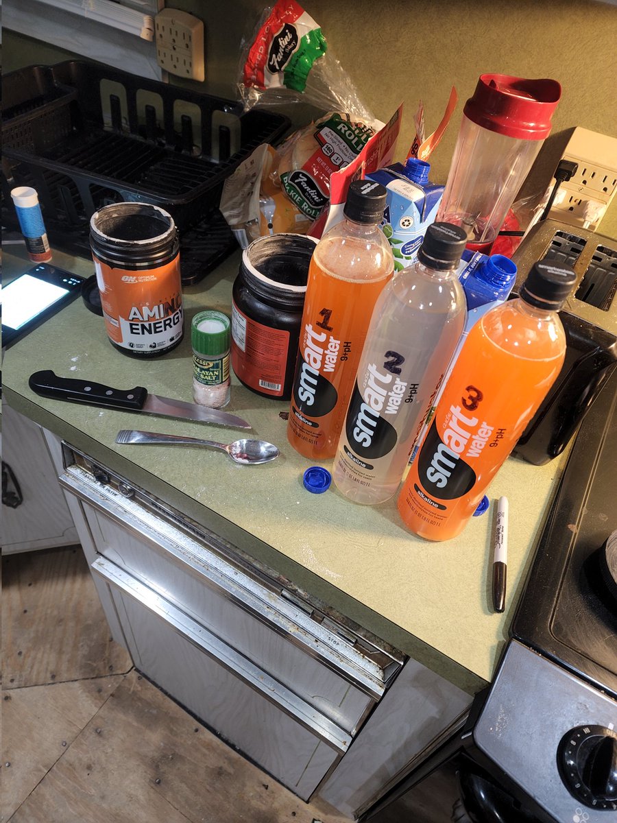 Giannettimma's tweet image. Skeletor's special juice 🧃 #weighinday ⚖️💪🏻💀