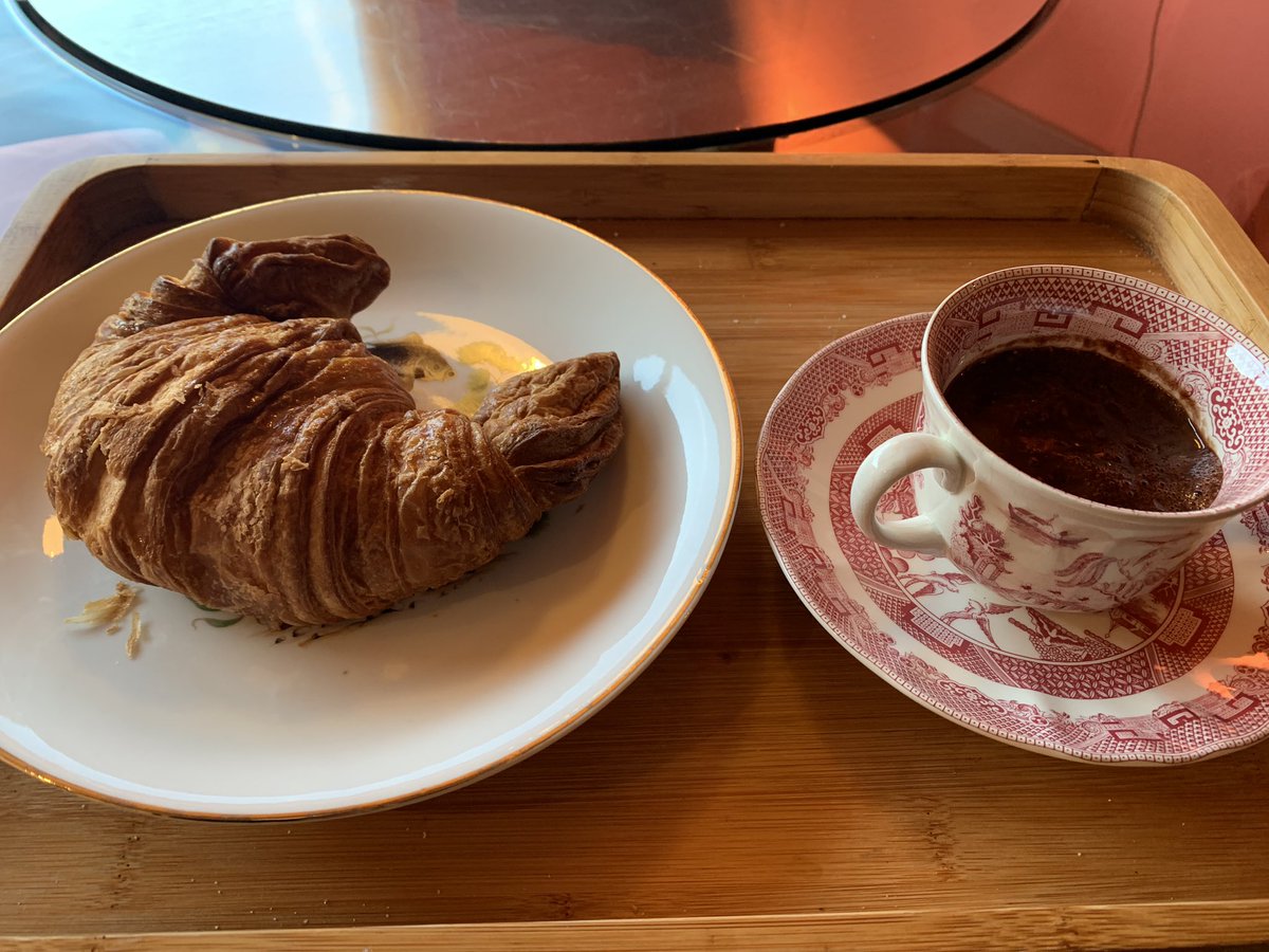 JosepFado_tenor's tweet photo. Hi ha costums que no és deixen de fer, encara que siguis fora de casa. Croissant amb una xocolata, el dia de reis. Aquest any de la pastisseria #mallor de #oviedo. Reis 2023 a @operaoviedo amb #ernani de Giuseppe Verdi, en el Teatro CAMPOAMOR. https://t.co/PouCfEA4bY