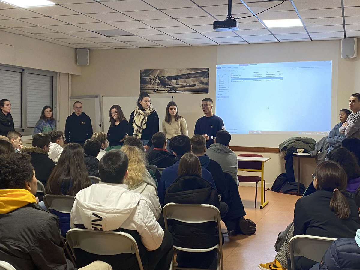 GSVBressuire's tweet photo. Visite des 3èmes du collège Clémenceau de #Cerizay @GSVBressuire présentation des #voiepro #voietechno #voiegenerale présentation des instances lycéennes #cvl et actions culturelles et sportives #lepetitsimau @unss79 Lever les appréhensions -Rassurer #vivementlelycee 👍 https://t.co/5RpuRaB6MS