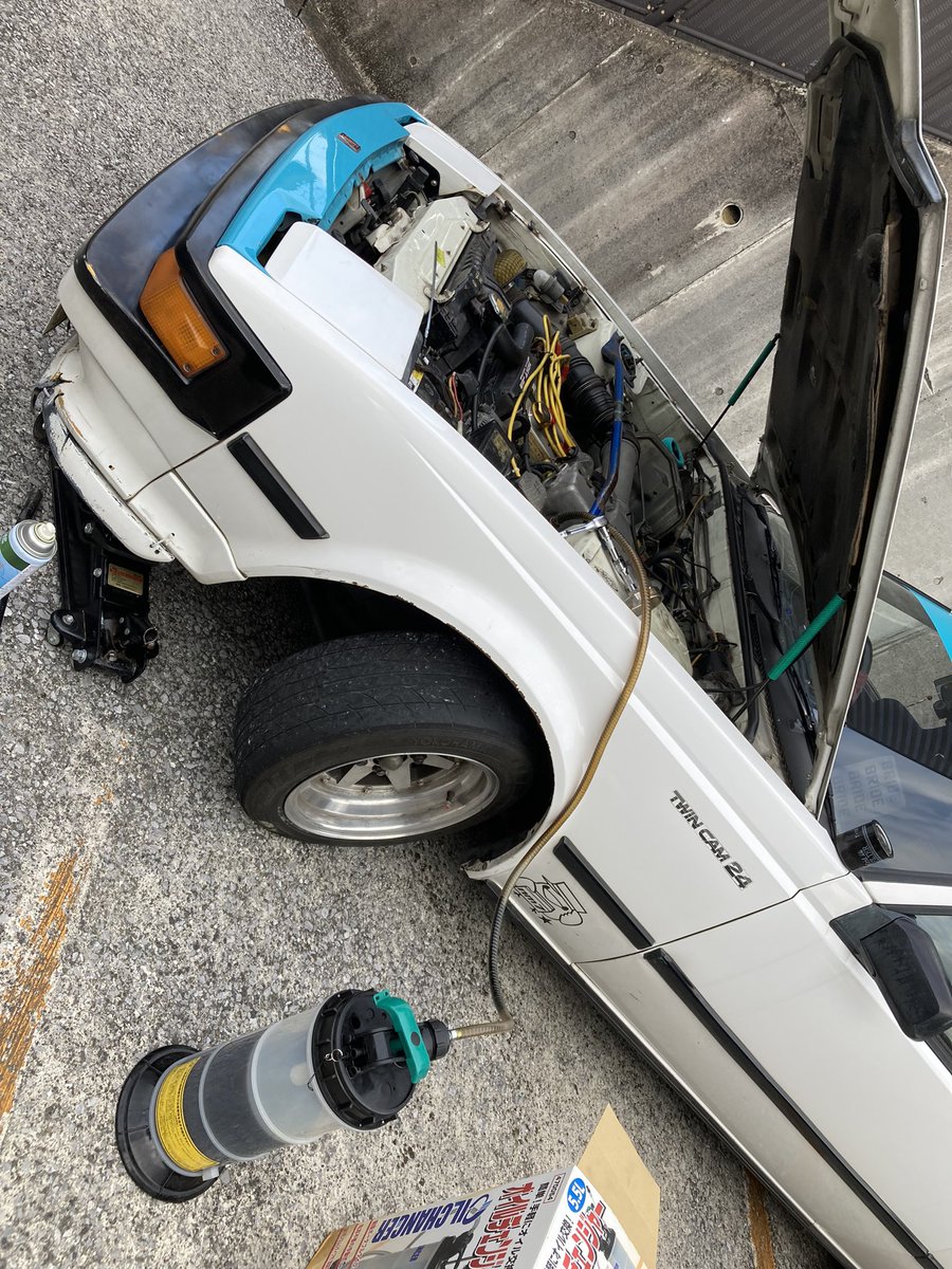 maria61xx's tweet image. 今日のガレージたいしょうはエンジンオイル交換。オイルパンのドレンは現在使えないため友人にオイル吸引機借りて上抜き。3.5リッター位抜けたしエレメントも交換したからヨシ^_^ #オイル交換 #上抜き #QUAKERSTATE #全合成 #5w30 #231785km