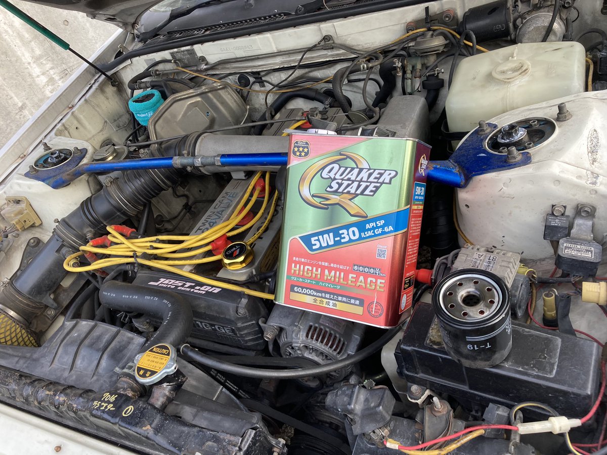 maria61xx's tweet image. 今日のガレージたいしょうはエンジンオイル交換。オイルパンのドレンは現在使えないため友人にオイル吸引機借りて上抜き。3.5リッター位抜けたしエレメントも交換したからヨシ^_^ #オイル交換 #上抜き #QUAKERSTATE #全合成 #5w30 #231785km