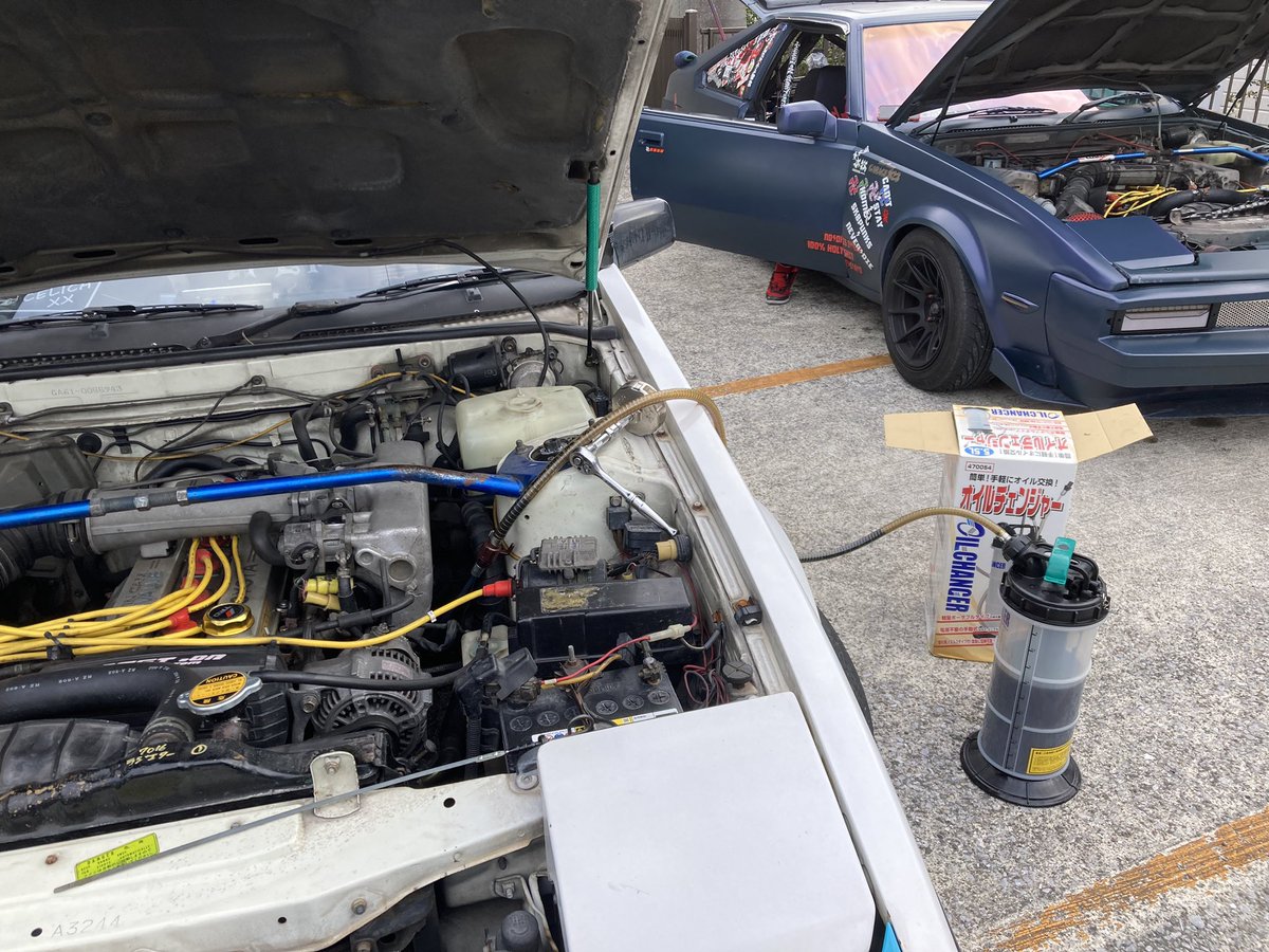 maria61xx's tweet image. 今日のガレージたいしょうはエンジンオイル交換。オイルパンのドレンは現在使えないため友人にオイル吸引機借りて上抜き。3.5リッター位抜けたしエレメントも交換したからヨシ^_^ #オイル交換 #上抜き #QUAKERSTATE #全合成 #5w30 #231785km