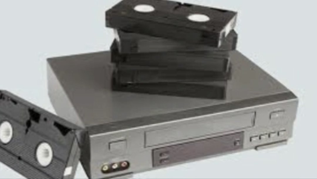 Ev_German's tweet photo. The original Netflix and chill device #NeverForgetFriday 🍿🎬🍕 #winthenight🏆 https://t.co/djxPuPp9pk