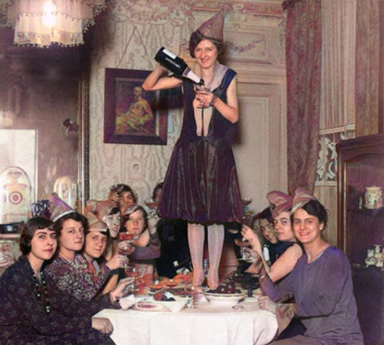 Beannachtaí ar Lá Nollag na mBan 🍸🌲 💕
Happy ‘Nollaig na mBan’, or ‘Little Christmas’. Traditionally this is the day when women would abandon their household chores. So ladies, let’s put our feet up &amp; enjoy our day 🍹🍷💃
#NollaigNamBan #familybusiness 
#galway