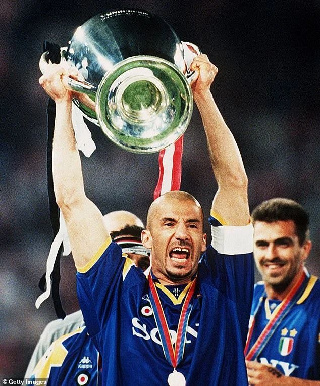 Juventustagram's tweet photo. Ciao Gianluca, non ti dimenticheremo mai 🤍🖤

#Juventus #FinoAllaFine #Vialli https://t.co/SR4XBl9S8U https://t.co/NDFPaBUhaw