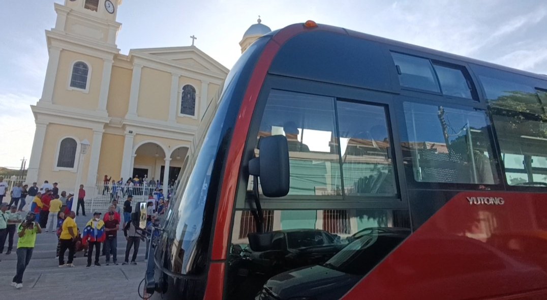 SucreGobierno's tweet photo. ✨️¡Para los deportistas!✨️
Gobernador @GPintoVzla gracias al apoyo del Pdte. @NicolasMaduro fortalece el sector deportivo de la entidad, con la donación de un Autobús Yutong completamente nuevo para el Instituto de Deporte del estado Sucre https://t.co/W9tW3NPV8Q