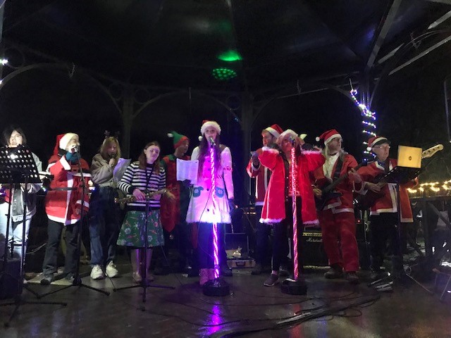 desire_wm's tweet photo. A big well done to our Business Development Manager, Gaynor Purton who, for the second year running, organised a Christmas Community Sing-a-long which raised over £1000 for her local Food Bank and Night Shelter.

#supportlocal  #rockinaroundthexmastree https://t.co/UxI9FrO0mm