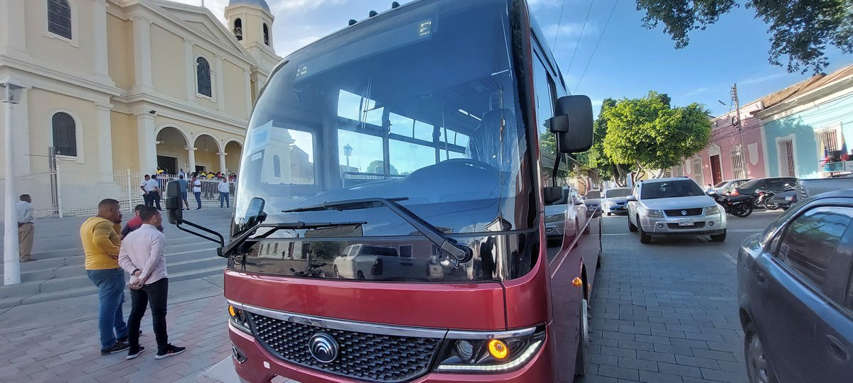 SucreGobierno's tweet photo. ✨️¡Para los deportistas!✨️
Gobernador @GPintoVzla gracias al apoyo del Pdte. @NicolasMaduro fortalece el sector deportivo de la entidad, con la donación de un Autobús Yutong completamente nuevo para el Instituto de Deporte del estado Sucre https://t.co/W9tW3NPV8Q
