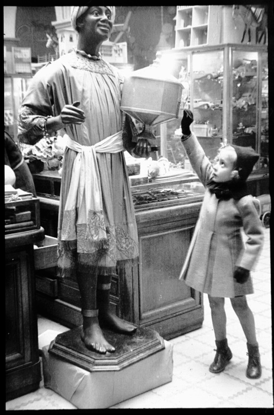Madtourmisterio's tweet photo. Una niña depositando en el buzón la carta para los Reyes Magos. Martín Santos Yubero, ARCM. https://t.co/24GQaUEaTy