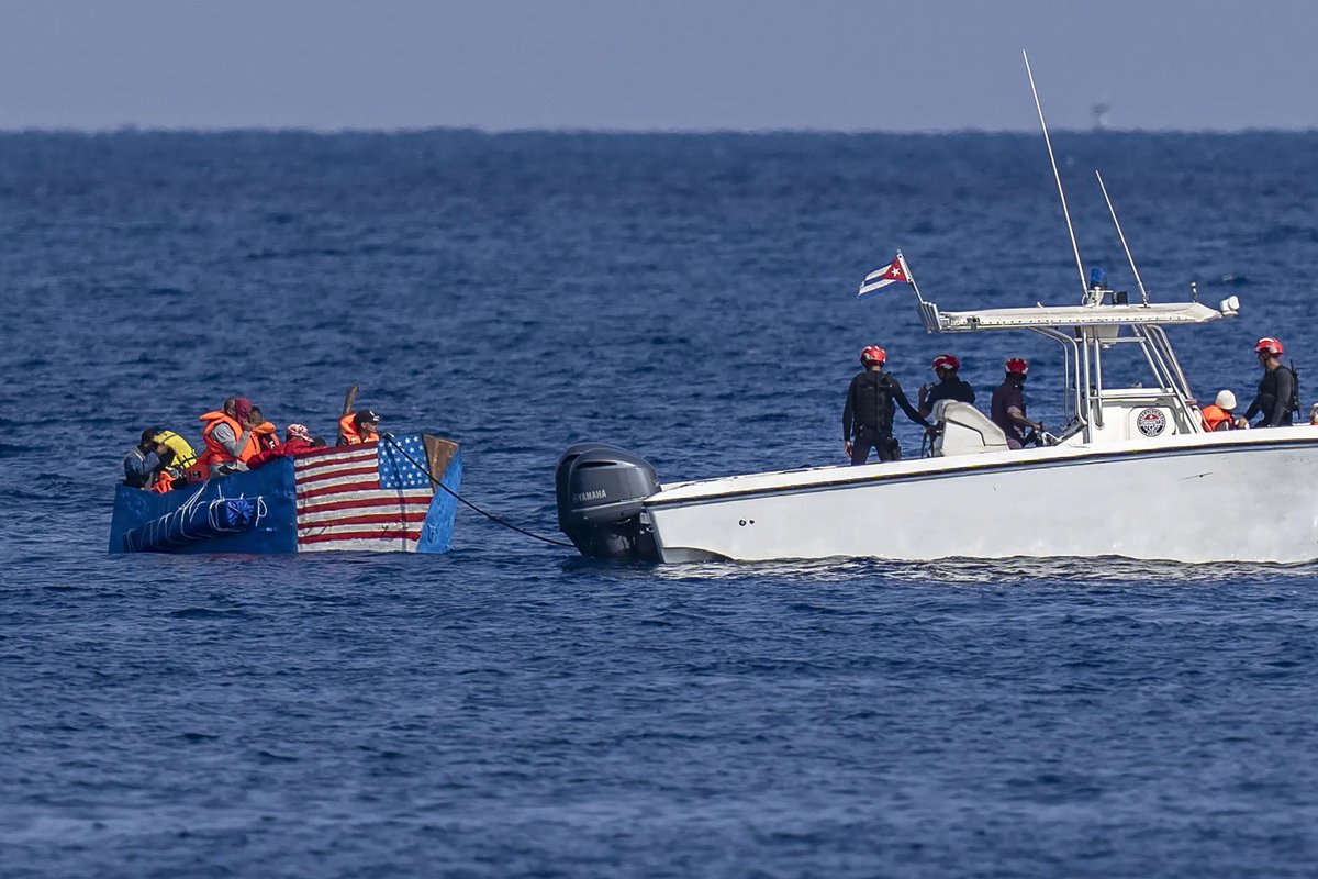 KubaNewsCZ's tweet photo. Nový plán hranic s #USA může přivést více #Kubánců k pokusu o riskantní cestu po moři. 

Úřady ve Florida Keys se snaží reagovat na nárůst migrantů přistávajících na lodích z Haiti a #Kuby. Největší počet pochází z Kuby, kde jsou ekonomické podmínky zoufalé. https://t.co/bVPWiNvbVq