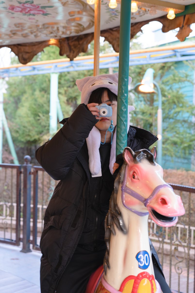 𝘉𝘦𝘩𝘪𝘯𝘥 𝘗𝘩𝘰𝘵𝘰3️⃣

#라포엠 #LAPOEM
#호랑이의수학여행
#박기훈 #ParkKihun