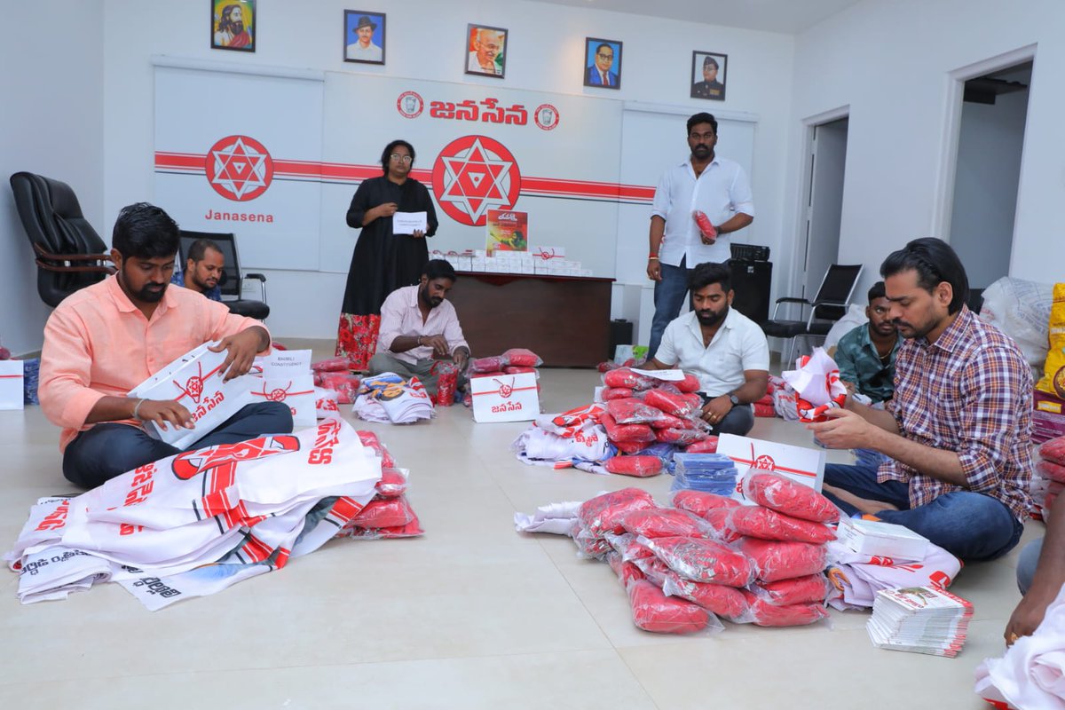 JanaSenaParty's tweet photo. పోస్టర్లను ఉత్తరాంధ్రలో ఉన్న అన్ని మండలాలకు పంపించే ఏర్పాట్లు సాగుతున్నాయి. భీమిలి జనసేన పార్టీ నియోజకవర్గ కార్యాలయంలో పార్టీ కార్యకర్తలు వీటిని ఒక క���రమ పద్ధతిలో ఆయా ప్రాంతాలకు తరలించే ఏర్పాట్లు చేస్తున్నారు.

#JanaSena 
#YuvaShakti https://t.co/J7GciN6SHT