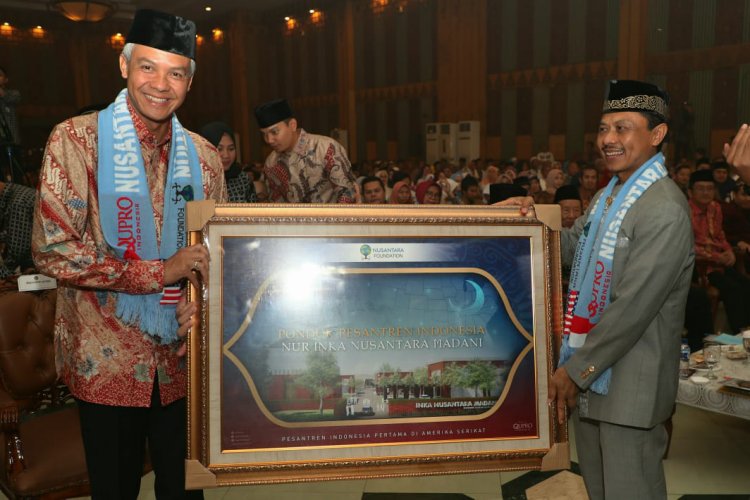 Kalo dapat dana utk kepentingan sendiri atau yayasannya, Kelihatan bahagia dan senyum lebar cerah ceria ya Pak <a href="/ShamsiAli2/">Imam Shamsi Ali</a>

Kalo Pak Ganjar ngasih ke warga yg membutuhkan kok dinyinyiri?