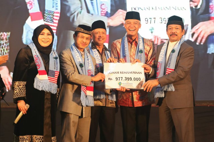 gus_dibyo's tweet photo. Kalo dapat dana utk kepentingan sendiri atau yayasannya, Kelihatan bahagia dan senyum lebar cerah ceria ya Pak @ShamsiAli2

Kalo Pak Ganjar ngasih ke warga yg membutuhkan kok dinyinyiri? https://t.co/hPwc4JJk9N