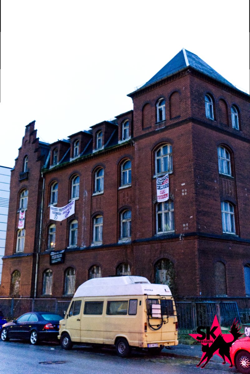 +++ Besetzung der Terscheckstr. 2 in #Dresden Johannstadt+++

Wir haben die #tschuckiBleibt besetzt, weil Wohnen ein Grundbedürfnis ist.
In Dresden stehen 19 000 Wohnungen leer und Menschen sind trotzdem noch obdachlos.

Das finden wir scheiße, deshalb #besetzen wir.

#dd0106