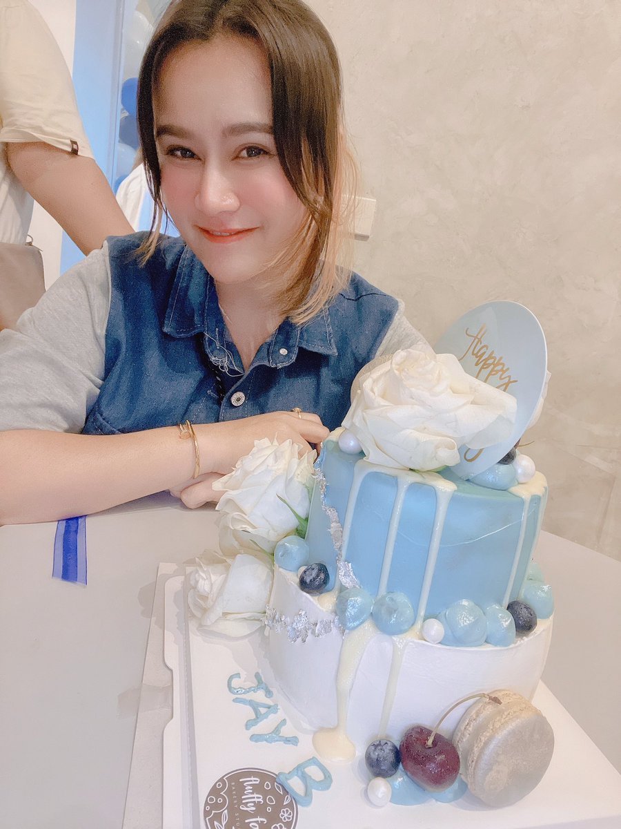 minniesamind's tweet photo. เมื่อคนที่เรารักเกิดตรงกัน สุขสันต์วันเกิดนะแม่ รักที่สุดไม่ขออะไรมาก ขอให้แม่สุขภาพแข็งแรง ถูกหวย(ได้โปรดซื้อหวยสักทีนะในชีวิตนี้)😅วันเกิดแม่ตรงกับวันเกิดเจบี Got7 ก็เป่าไปพร้อมๆกันเลยยยย💙💚 
แจบอมอ่ามีความสุขมากๆอยู่เป็นรอยยิ้มแบบนี้ตลอดไปนะ เลิฟๆ 🥰🥰
 #bewithJAYB #HBDJAYB https://t.co/N6657xPAoT