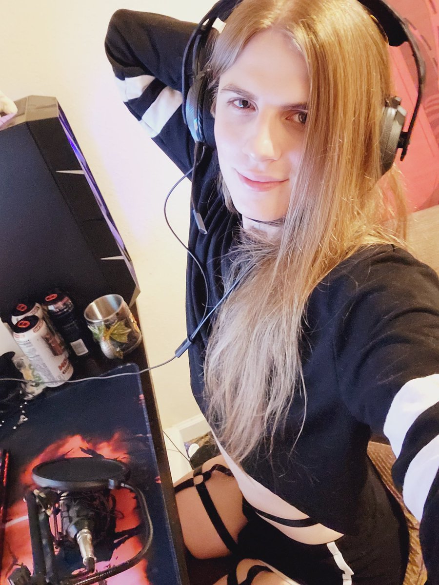 MattyHasFans's tweet image. Trust me, the harness and chocker are strictly to provide a gaming advantage. 

Trust.

#femboyfriday #gaymer