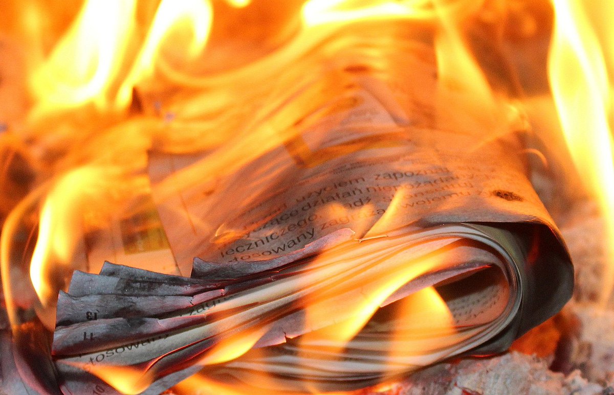 BookwormsBites's tweet photo. “Give a man a fire and he's warm for a day, but set fire to him and he's warm for the rest of his life.”
- Terry Pratchett, Jingo
#flame https://t.co/G9MavAalb1