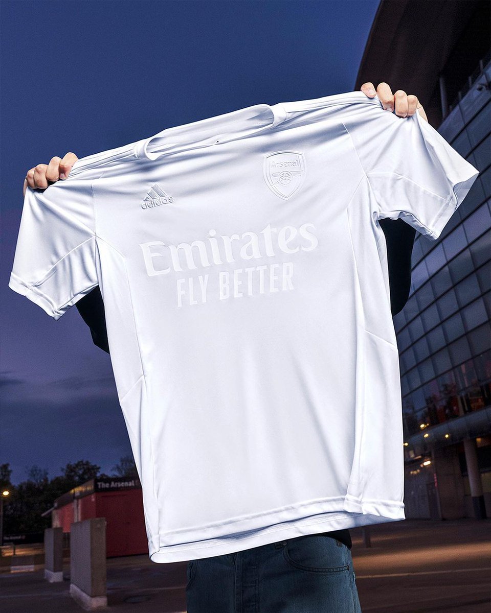 ActuFoot_'s tweet photo. Les joueurs d'Arsenal porteront un maillot entièrement blanc lundi en FA Cup. 🤍

Objectif : sensibiliser les jeunes londoniens aux attaques au couteau.

Le maillot ne sera pas vendu. Pour l'obtenir, il faudra faire du bénévolat auprès d’un organisme partenaire de No More Red. https://t.co/3wKCPsWy4k