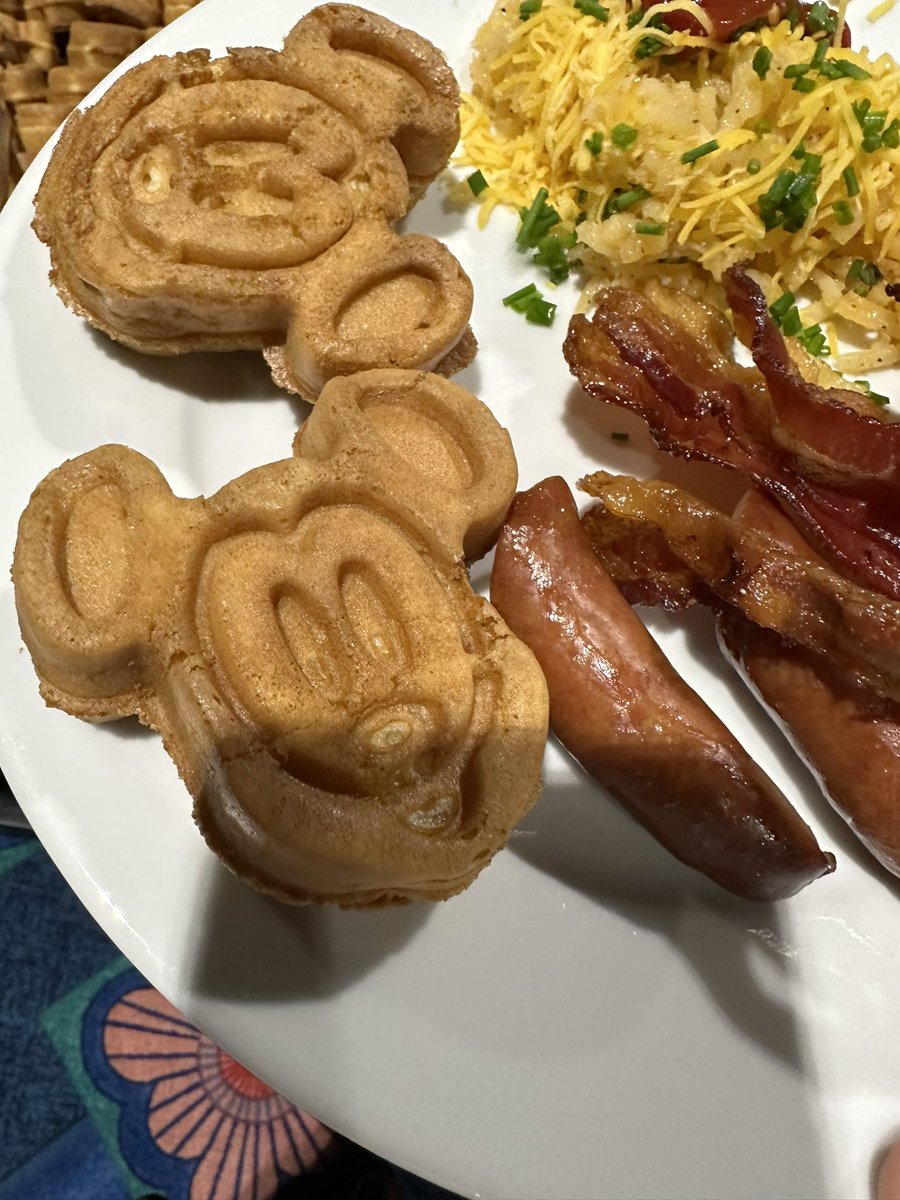 When you are at Disney, you eat Mickey waffles. #SVANatCon #NatCon2023 @studentvets #WeAreSVA #SVALeads
