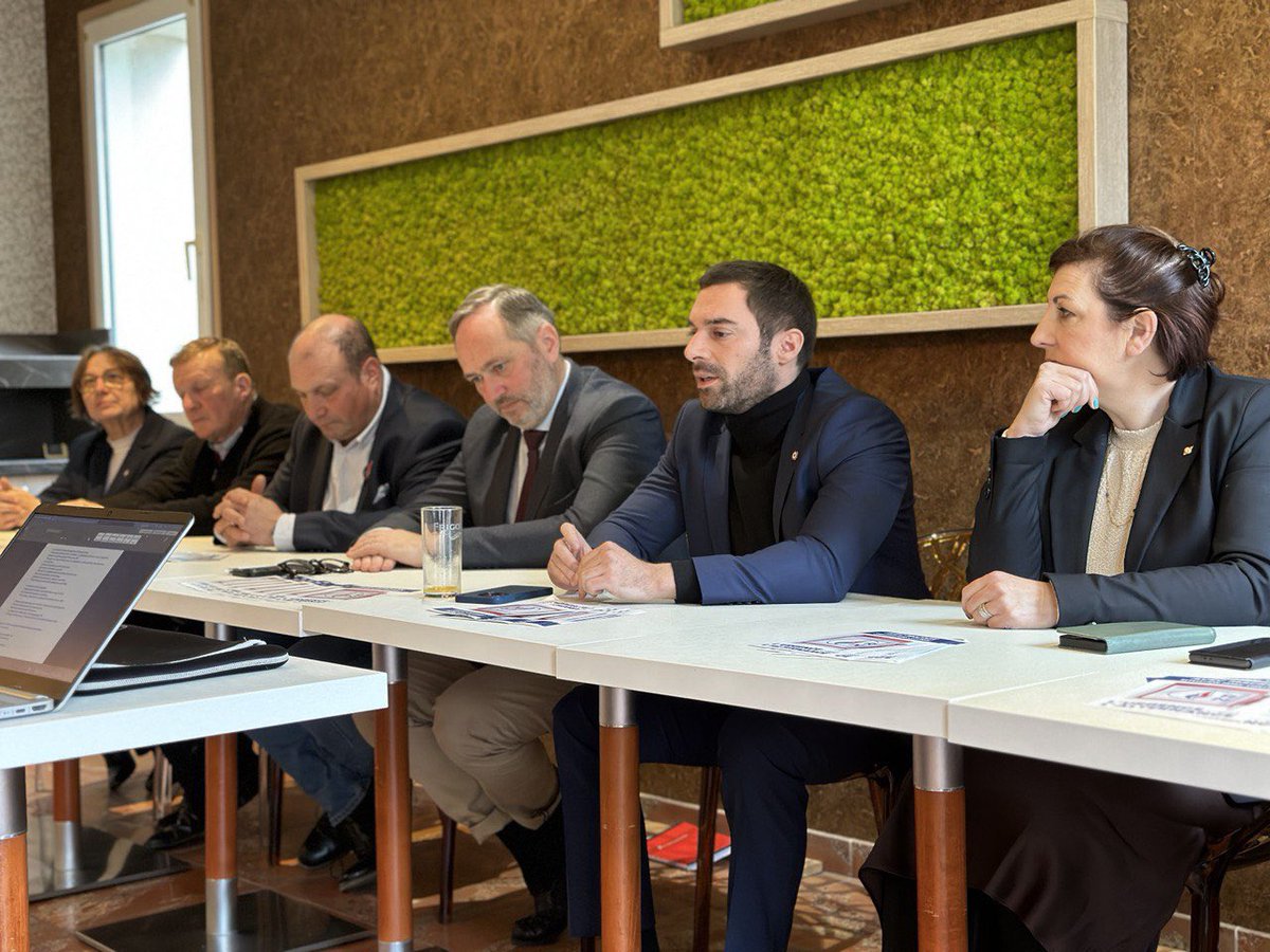 JulienOdoul's tweet photo. Avec mes camarades du @RNational_off de l’#Yonne, j’ai présenté à #Sens les vœux de la fédération à la presse locale.  Du changement mais la continuité pour cette année 2023, avec la nomination de mon ami @LudovicMassard comme délégué départemental du #RN89. 

#OnContinue https://t.co/Ucvonzs5GW