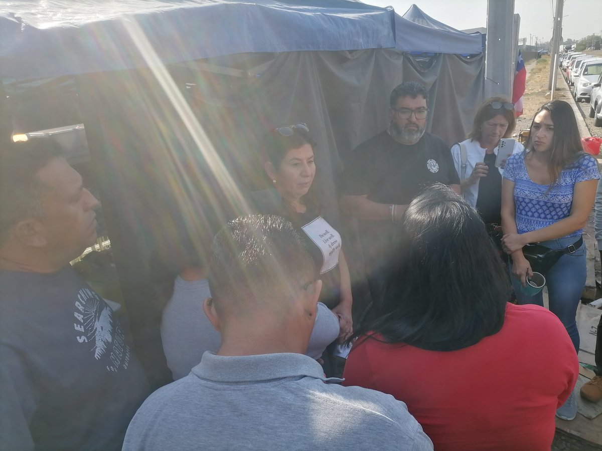 JorgeMuruaS's tweet photo. #HuelgaJuanBas recibe el apoyo del Presidente de la @Cutchile compañero @david_acuna_ y Concejala de Quilicura @LorenaAyalaGal1 en su día 18 de Lucha. https://t.co/ejZHh0FKwN