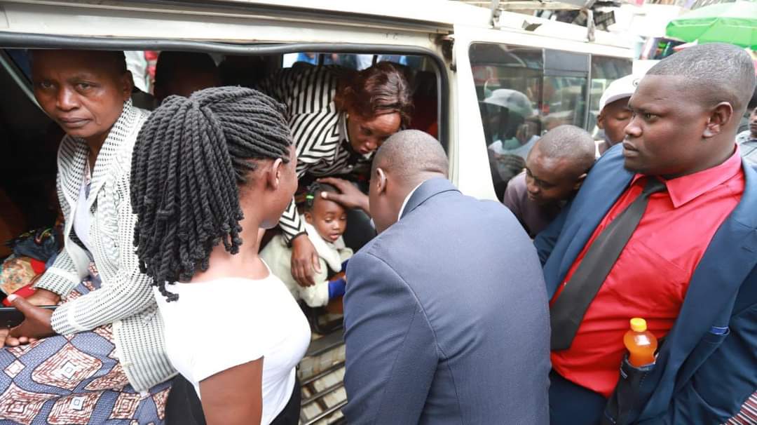 TeyaKevin's tweet photo. Security wa governor anatembea na Fanta yake Bariiiidi. https://t.co/y3cogWWWVP