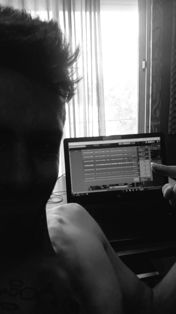 alessiovc's tweet photo. Hoy hacemos gira de estudios.
Ahora maquetamos en Sala Ronin, después, tenemos guitarras en el home studio. Y por la tarde, baterias en El Panal.
A veces se escapa la felicidad en alguna lágrima de tristeza, pero vuelve a mí en forma de notas musicales.
#AzulDePrusia https://t.co/fkuoaAtjkT