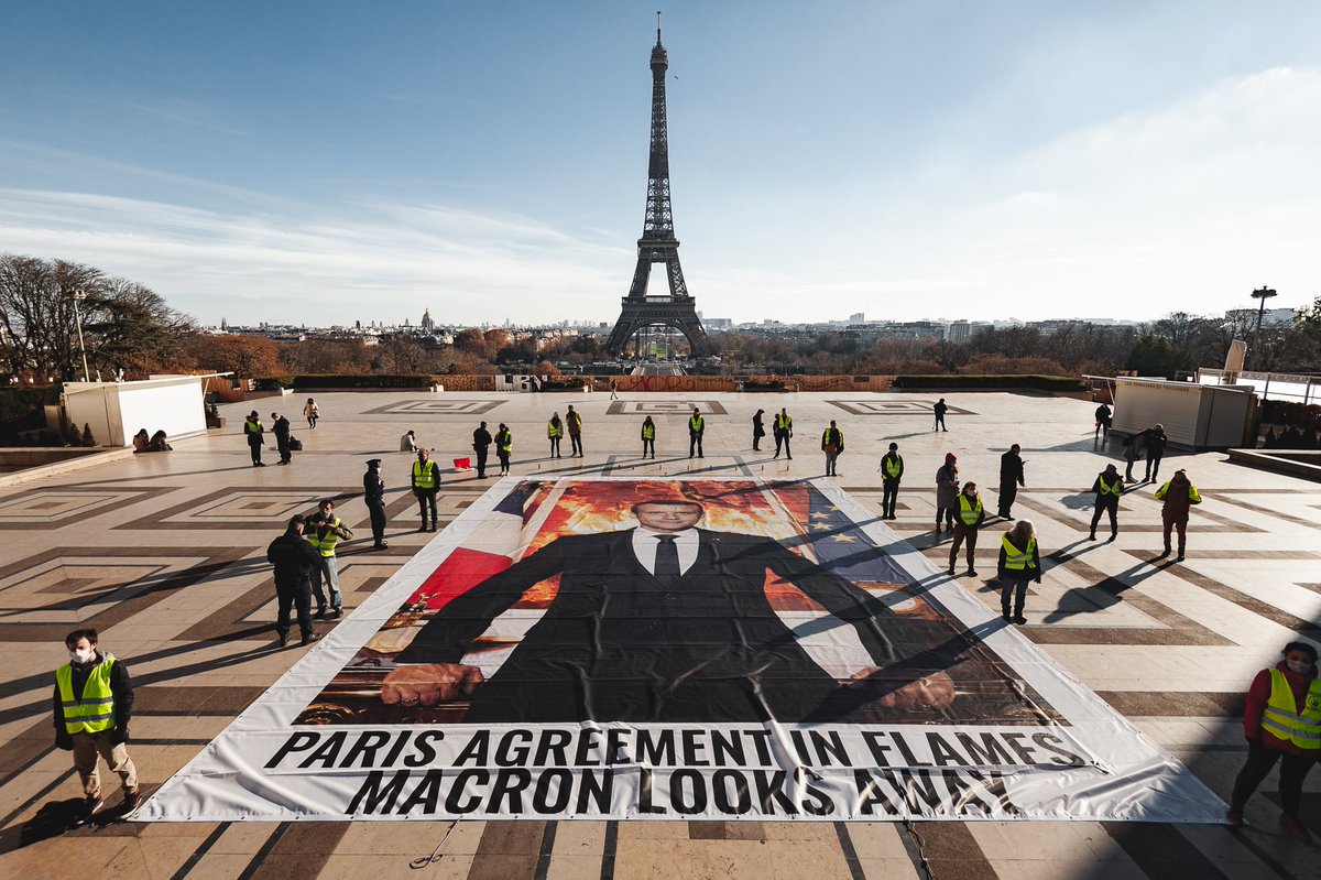Alternatiba_'s tweet photo. #QuiAuraitPuPrédire la crise climatique ⁉️Tout le monde sauf Macron !
Le 31 décembre, date butoir @laffairedusiecl, @EmmanuelMacron a osé nier l’existence des alertes scientifiques et des mouvements citoyens sur l’urgence climatique. QUELLE INDÉCENCE. 👉https://t.co/4XfNr1z90q https://t.co/Ur5gmJbG51