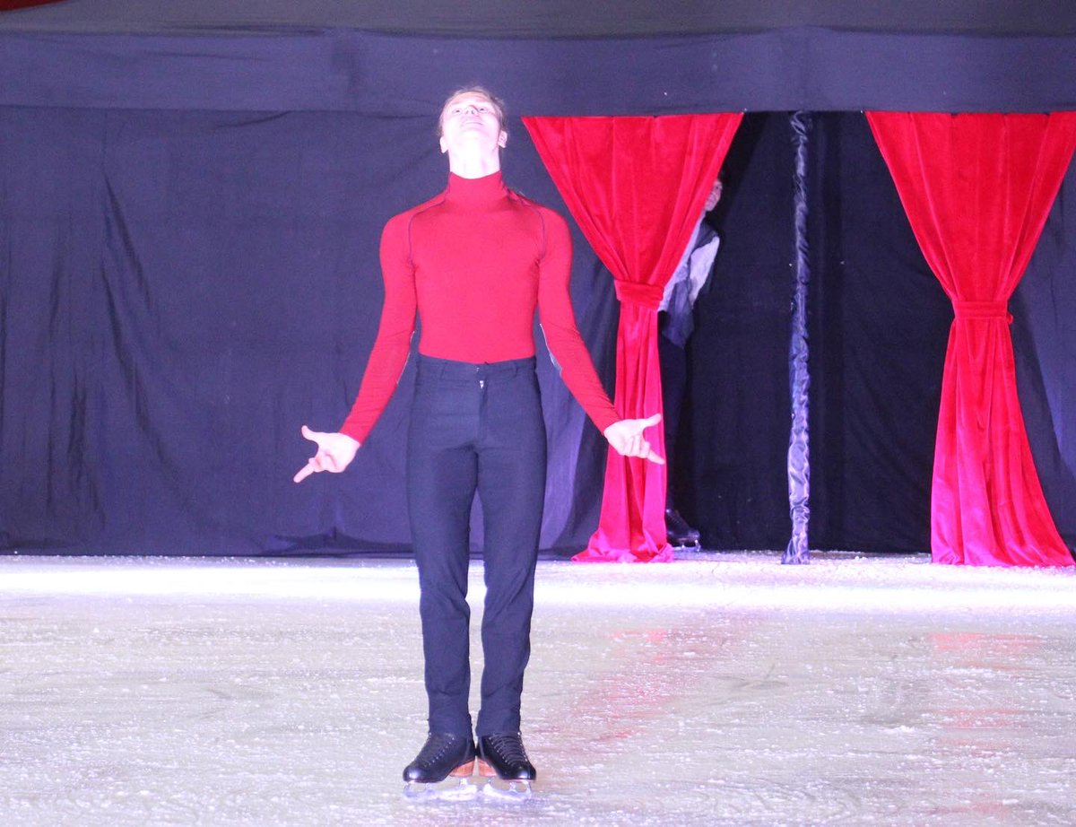 Christmasshow Champéry group number four seasons ✨and #DenissVasiljevs solo number “midnight sky”. ☺️
More on Insta: instagram.com/p/CnEmgx4uLiS/…

And look closely who couldn’t stop himself from lurking around the corner to watch his students perform. 😉
#StéphaneLambiel