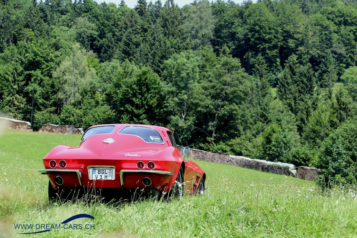 dreamcar_ch's tweet photo. VW Käfer Chevrolet Corvette C2, Splitwindow from USA and Germany ;-) #VWKäfer #VW #Chevrolet #Corvette #CorvetteC2 #Splitwindow #oldtimer #V8 https://t.co/yMrb0hyNny