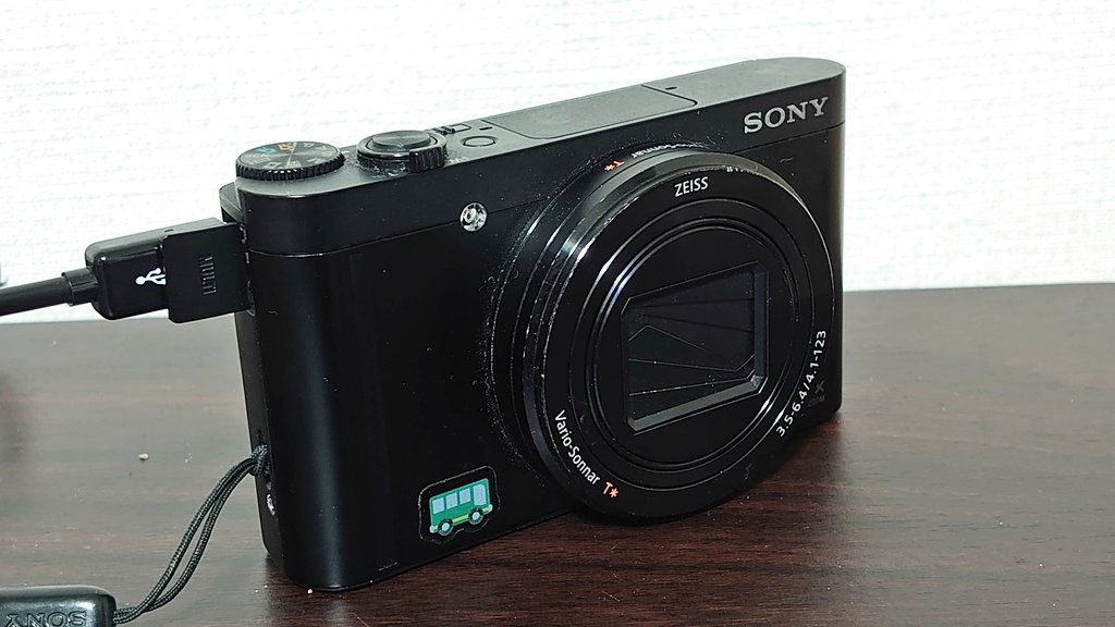 rynx04's tweet photo. 昨日からコンデジ買い増し計画が発動。
明るいレンズを搭載したモデルか、明るさそこそこで高倍率ズームレンズのモデルかという選択肢が出できたけど、ウチに使ってない高倍率ズームのんが転がってた♪ https://t.co/ZpL1o7R9uQ