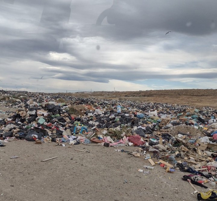 lauryseo's tweet photo. Así esta el BASURAL de #CaletaOlivia en #SantaCruz, me pregunto así nos cuida #Cotillo? Tanto el como su secretario de Servicio RUBEN CONTRERAS! Sacaron la Maquina  ALQUILABAN y hacia la función de tapar toda la BASURA. SIGLO XXI y todavía en la prehistoria.
#EstoEsKirchnerismo https://t.co/AatJKIC7uN