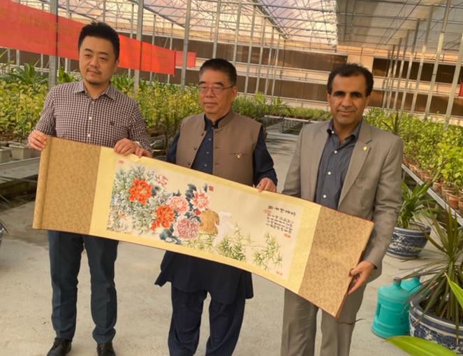 SMAhmed1981's tweet photo. Receiving a beautiful souvenir from Zeng Bao Zong &amp; Mr Bo, outgoing &amp; new chairman COPHC at Gwadar Free Zone. https://t.co/5zytXrbCZJ