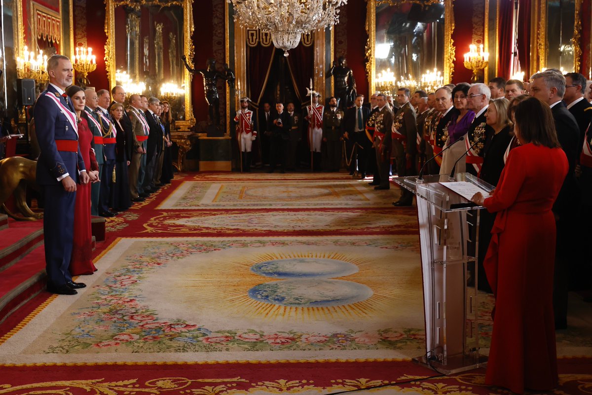 CasaReal's tweet photo. Los Reyes, en el Salón del Trono del Palacio Real de Madrid, durante la celebración de la #PascuaMilitar.

➡️https://t.co/xxgaejspZZ https://t.co/NJZNjwnrVt