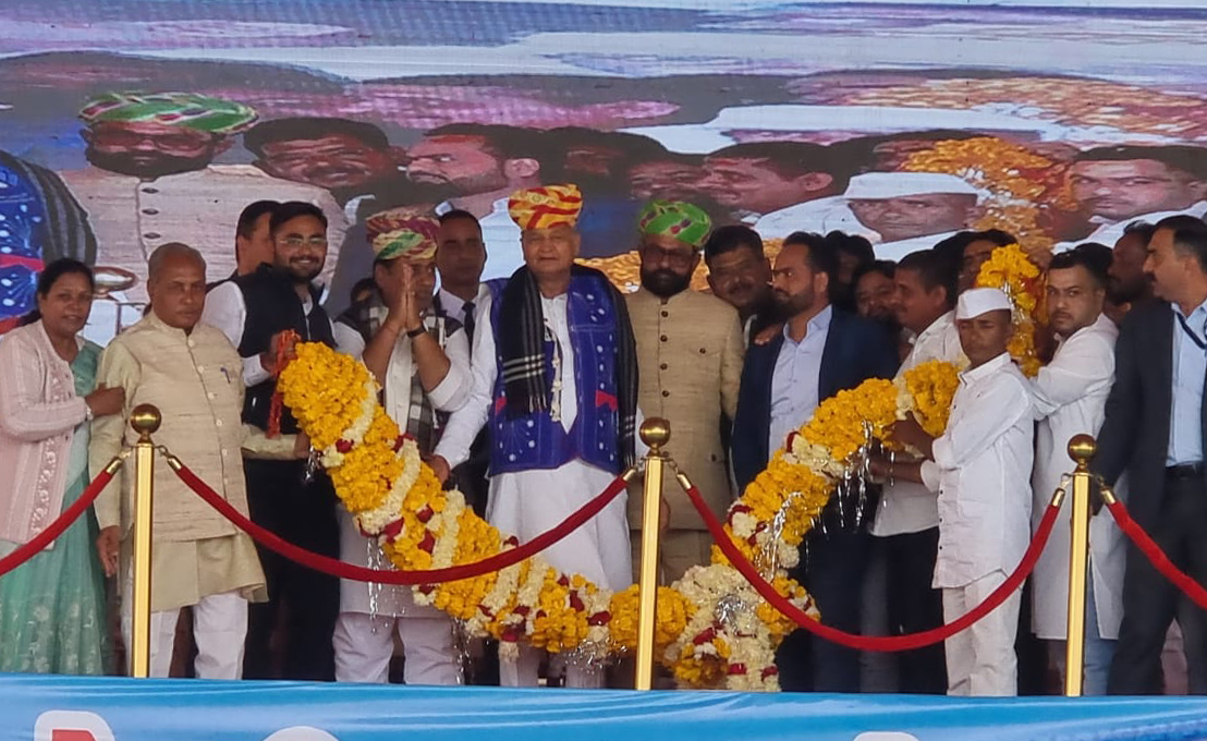 ashokgehlot51's tweet photo. बांसवाड़ा जिले के गांगड़तलाई में किसान सम्मेलन को संबोधित किया। प्रदेश सरकार आदिवासियों के उत्थान तथा आदिवासी क्षेत्रों के विकास के लिए प्रतिबद्ध होकर कार्य कर रही है। प्रदेश में पानी-बिजली से लेकर शिक्षा, चिकित्सा, समाजिक सुरक्षा तक सभी क्षेत्रों में उत्कृष्ट कार्य हो रहा है। https://t.co/Zf9HJbutib