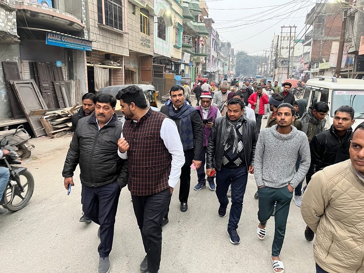 adityabrajwal's tweet photo. बसपा का प्रतिनिधिमंडल हल्द्वानी में पीड़ित परिवारों से मिल कर हर संभव मदद करने का आश्वासन दिया @Mayawati @AnandAkash_BSP https://t.co/sAvGNbOjJM