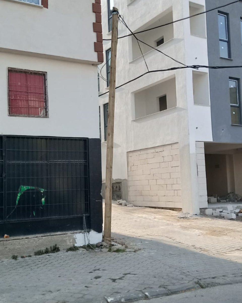 Geçtiğimiz günlerde dile getirmiştik, Türk Telekom sesimize kulak verdi, Hacı İsmail Mahallesindeki direği kenara çekti. Teşekkürler. <a href="/TurkTelekom/">Türk Telekom</a>