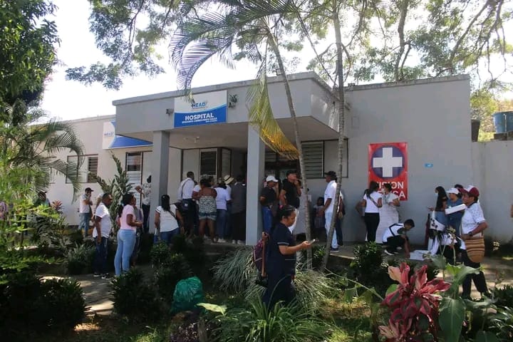SebaUstariz's tweet photo. Ante el delgado de @MinSaludCol y los secretarios de salud, @holmerjd  Guillermo Giron, y @Jaimeluiskan @kankuamaipsi @Dusakawi_IPS acordamos consolidar la prestación del servicio de urgencias por parte del @ESE_HEAD en el corregimiento de Atánquez. #UnidosSomosMás https://t.co/sfzdqV41FQ