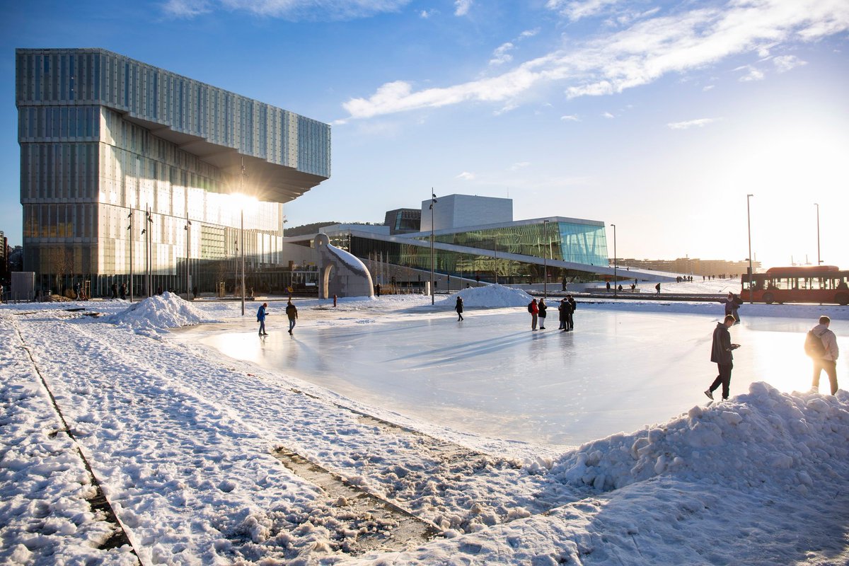 VisitOSLO's tweet photo. Oslo's main library is open every day until 10 pm, has lots of nooks for reading, work stations, 3D printers, shuffleboards, views over the waterfront, exciting architecture and books. Lots of books 😊 #VisitOslo #DeichmanLibrary https://t.co/OH3sAHq6hY