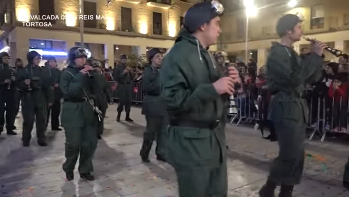 Apologia de la guerra a la Cavalcada de Reis de Tortosa.

Quins valors promovem entre els infants, <a href="/meritxellroige/">Meritxell Roigé</a>?

Res a dir? <a href="/CentreDelas/">Centre Delàs</a> <a href="/JusticiaiPau/">Justícia i Pau</a> <a href="/centre_IRIDIA/">IRÍDIA</a> <a href="/HiginiaRoig/">David Fernàndez 💚✊🏿</a> <a href="/wagensberg/">Ruben Wagensberg</a> <a href="/enpeudepau/">En peu de pau!</a> <a href="/esplaiscatalans/">Esplais Catalans (Esplac)</a> <a href="/CUPTortosa/">CUP Tortosa</a> <a href="/MovemEbre/">Movem Terres de l'Ebre</a> <a href="/LoPanxampla/">Casal Popular Panxampla</a>