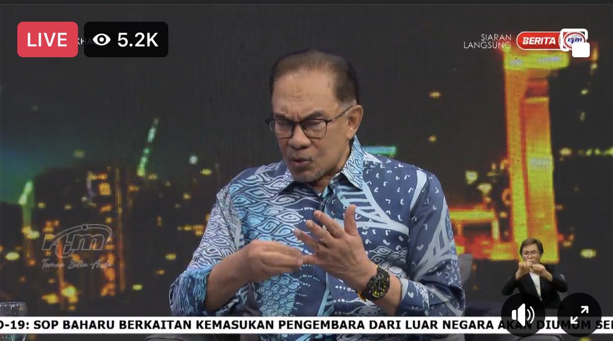 RashidYusoff11's tweet photo. Malam ini PM @anwaribrahim pakai jam Casio G-Shock x FAM Limited Edition sempena game esok. https://t.co/3WxGrO8kUj