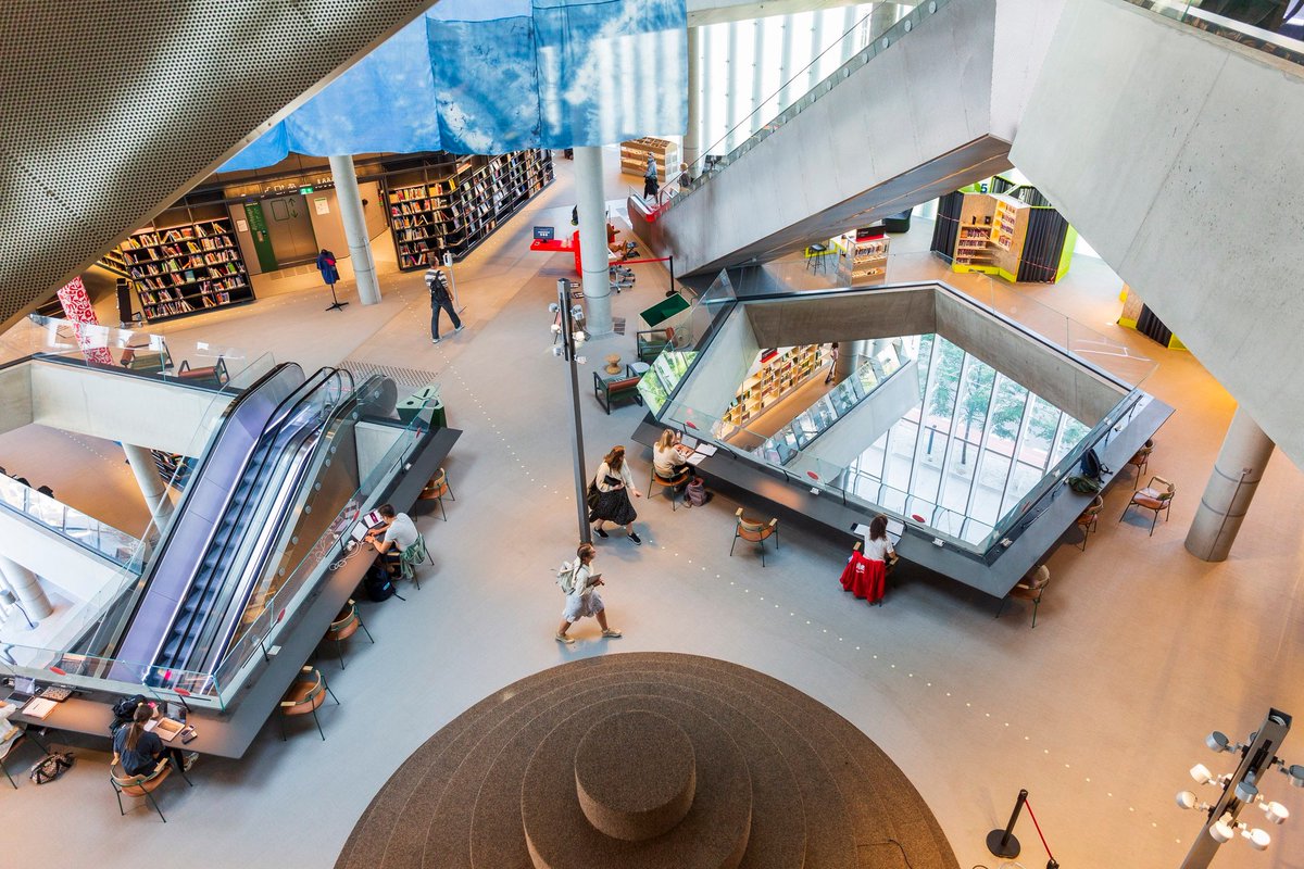 VisitOSLO's tweet photo. Oslo's main library is open every day until 10 pm, has lots of nooks for reading, work stations, 3D printers, shuffleboards, views over the waterfront, exciting architecture and books. Lots of books 😊 #VisitOslo #DeichmanLibrary https://t.co/OH3sAHq6hY
