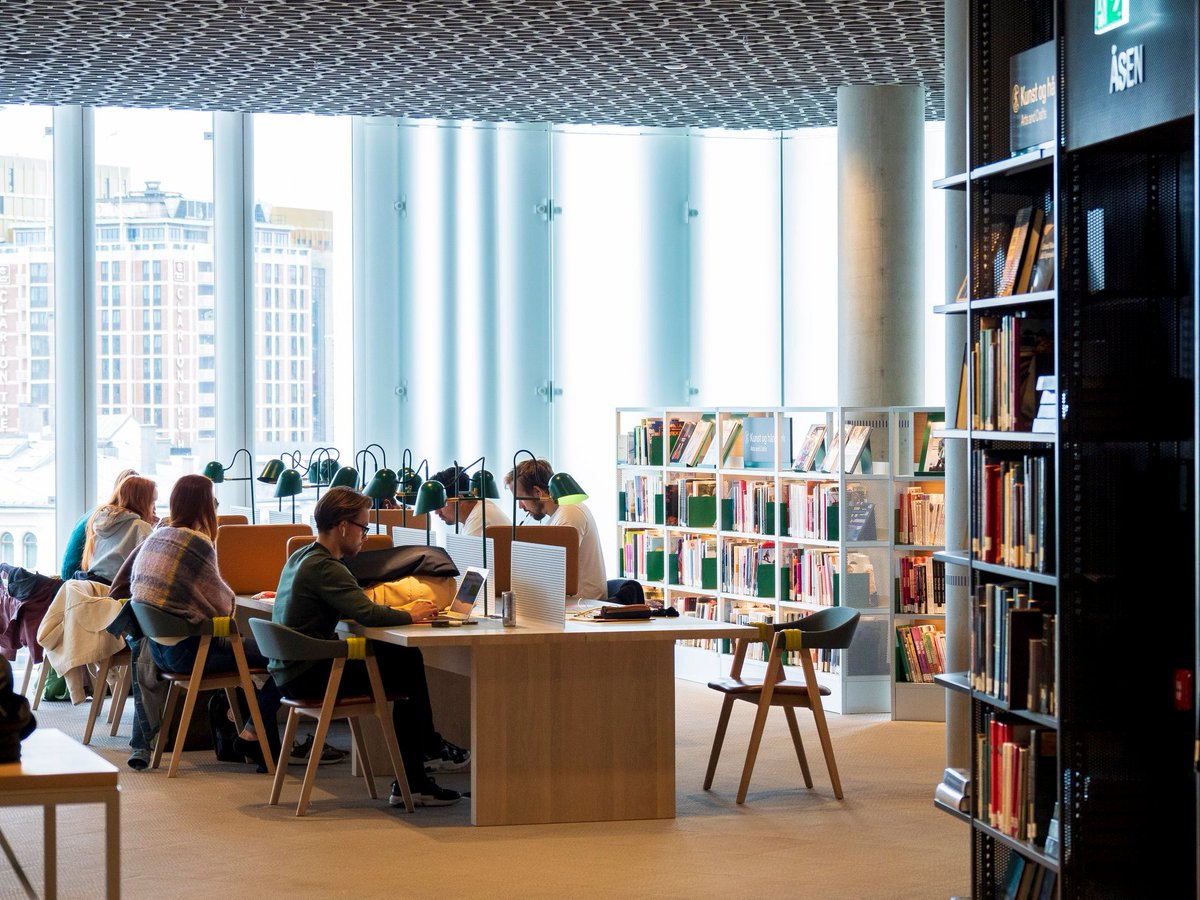 VisitOSLO's tweet photo. Oslo's main library is open every day until 10 pm, has lots of nooks for reading, work stations, 3D printers, shuffleboards, views over the waterfront, exciting architecture and books. Lots of books 😊 #VisitOslo #DeichmanLibrary https://t.co/OH3sAHq6hY