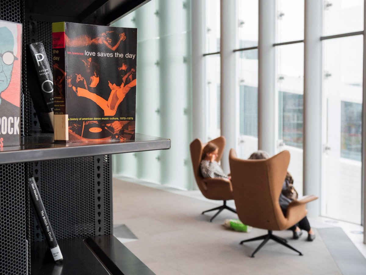 VisitOSLO's tweet photo. Oslo's main library is open every day until 10 pm, has lots of nooks for reading, work stations, 3D printers, shuffleboards, views over the waterfront, exciting architecture and books. Lots of books 😊 #VisitOslo #DeichmanLibrary https://t.co/OH3sAHq6hY