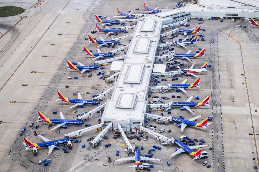 diecastryan's tweet image. A Southwest lineup at MDW! #SouthwestAirlines #swapic #boeing737 #aviation #avgeek #airplane #travel