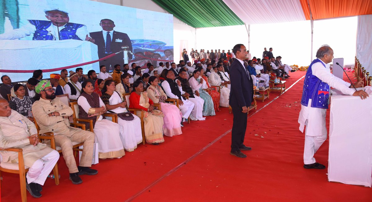 ashokgehlot51's tweet photo. बांसवाड़ा जिले के गांगड़तलाई में किसान सम्मेलन को संबोधित किया। प्रदेश सरकार आदिवासियों के उत्थान तथा आदिवासी क्षेत्रों के विकास के लिए प्रतिबद्ध होकर कार्य कर रही है। प्रदेश में पानी-बिजली से लेकर शिक्षा, चिकित्सा, समाजिक सुरक्षा तक सभी क्षेत्रों में उत्कृष्ट कार्य हो रहा है। https://t.co/Zf9HJbutib