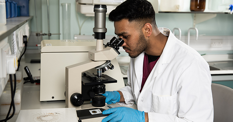 We currently have a huge range of fully funded research postgrad opportunities, open until 25 January.

Our PhD students make @Sheffielduni what it is – a research powerhouse, a multidisciplinary community, a place where ideas matter.

For details visit 👉 findaphd.com/phds/program/p…