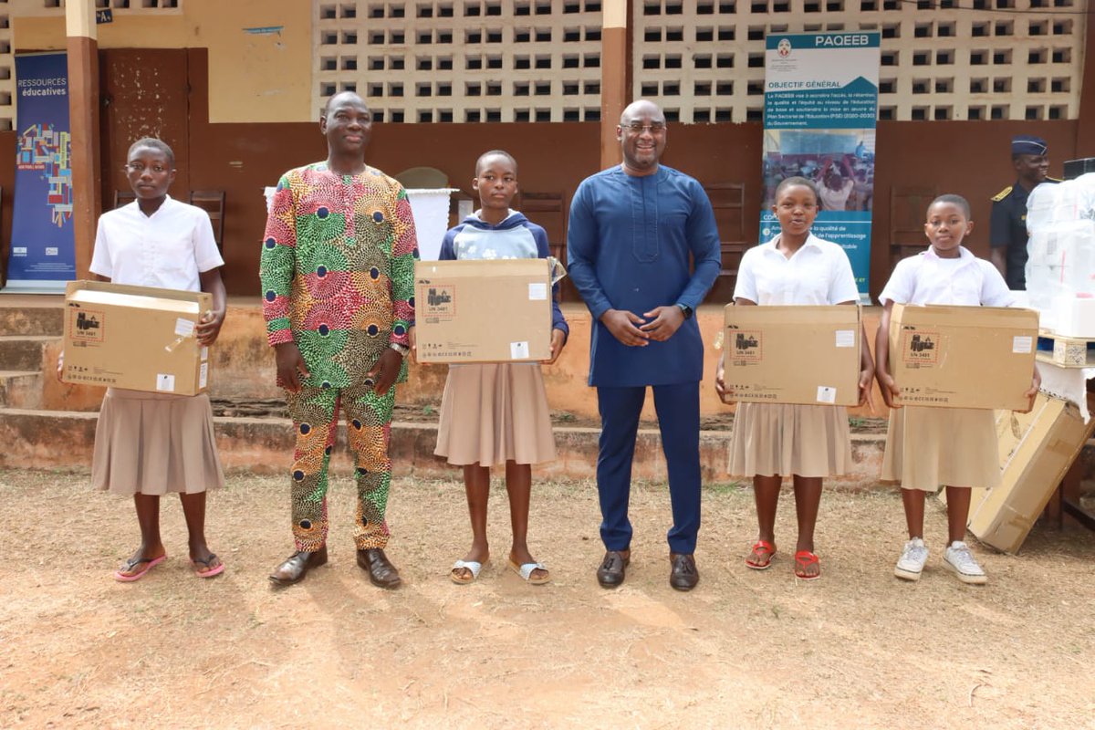 EducationTg's tweet photo. Le Prof. KOKOROKO a remis, ce 06 janvier 2023, un important lot de matériel informatique au Lycée des deux Gnogbo à Agou. A l'occasion, il a  annoncé l'ouverture d'un concours de recrutement des enseignants en février 2023, avec focus sur les enseignants volontaires.
@GouvTg https://t.co/6atNflPBhp