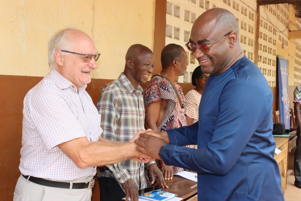 EducationTg's tweet photo. Le Prof. KOKOROKO a remis, ce 06 janvier 2023, un important lot de matériel informatique au Lycée des deux Gnogbo à Agou. A l'occasion, il a  annoncé l'ouverture d'un concours de recrutement des enseignants en février 2023, avec focus sur les enseignants volontaires.
@GouvTg https://t.co/6atNflPBhp